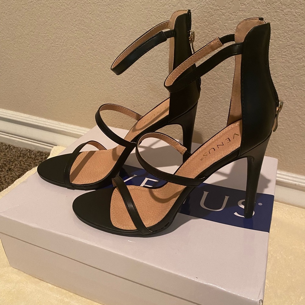 Black Venus high heels. Sz 8.5